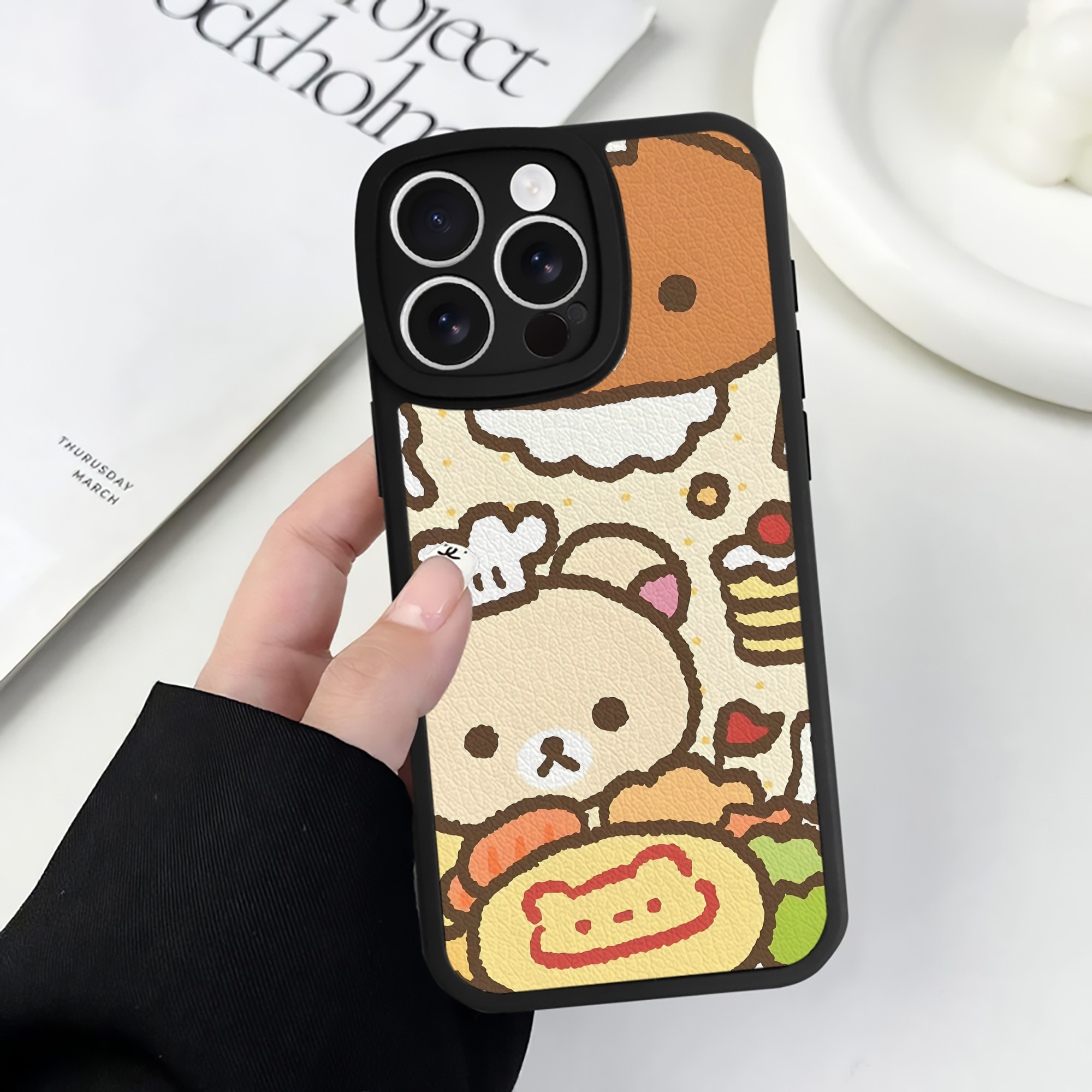 （画像用） リラックマ リラックマ キイロイトリ Rilakkuma Korilakkuma Kiiroitori 【iPhone 16シリーズ対応】シリコンスマホケース（レザー調） 材質：シリコン